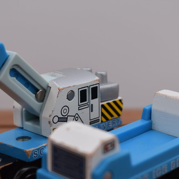 Ice Cargo Car and Ice Crane Car Sodor Delivery Thomas & Friends Wooden Railway - Picture 4 of 7